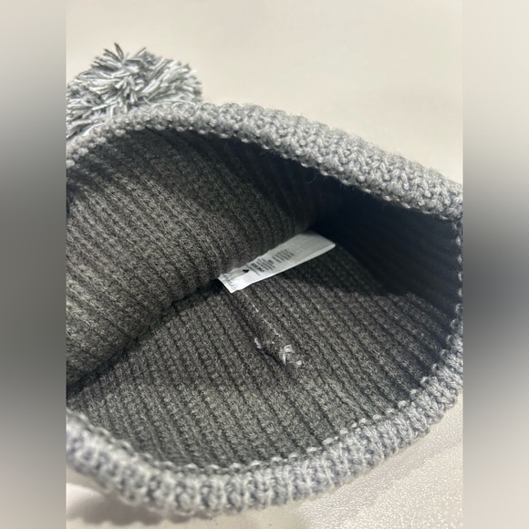 Obermeyer Men's Oakland Pom Beanie Grey Stripes Hat NWT Foldover Cuff Acrylic - Picture 6 of 8